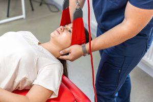 Ubezpieczenie OC fizjoterapeuty na B2B w rehabilitacji neurologicznej. Jakie rozszerzenia polisy chronią przed roszczeniami za brak asekuracji przy upadku?
